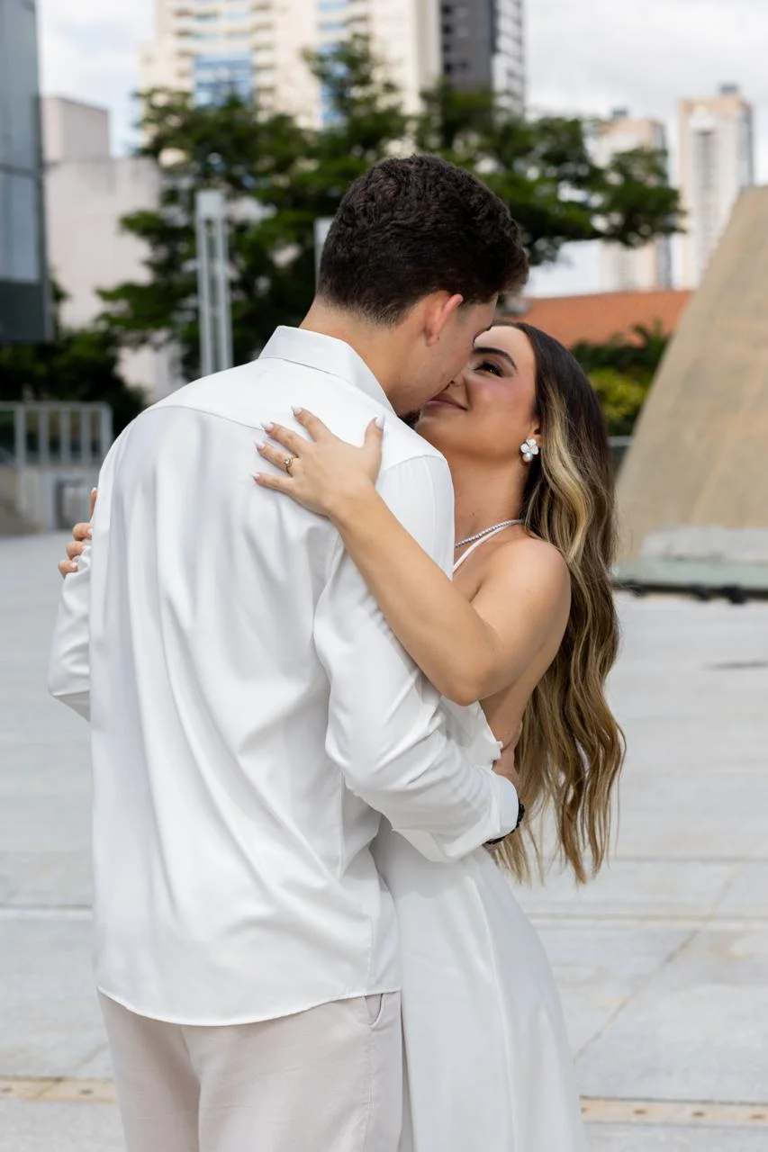 Ana Júlia e Patrick abraçados