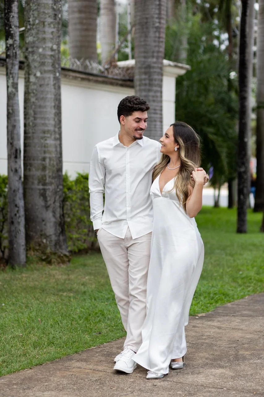 Ana Júlia e Patrick caminhando entre palmeiras
